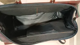 Bolso de viaje símil piel marrón y verde.