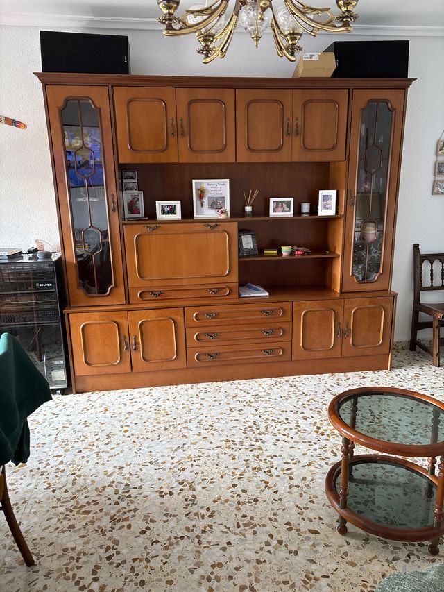 Mueble de salón de madera y cristal