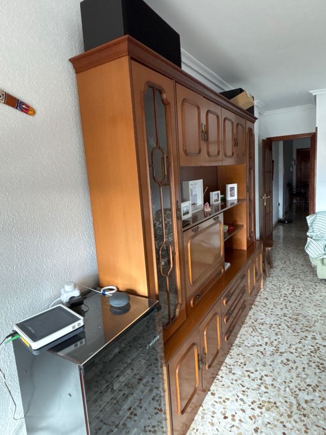 Mueble de salón de madera y cristal