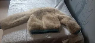 Chaqueta pelo niña beige y turquesa