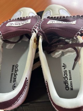 Zapatillas blancas y granates