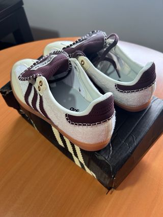 Zapatillas blancas y granates