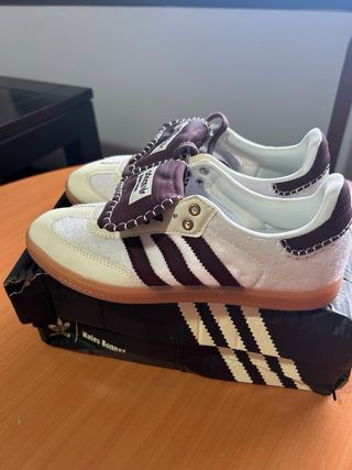 Zapatillas blancas y granates