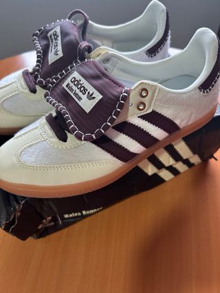 Zapatillas blancas y granates