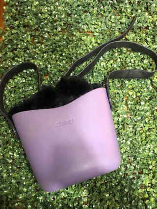 O bag borsa viola con interno in pelliccia nera