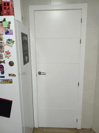 Puerta interior blanca moderna