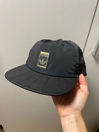 Gorra Adidas Negra y Dorada