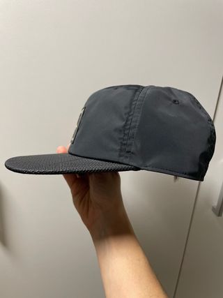 Gorra Adidas Negra y Dorada