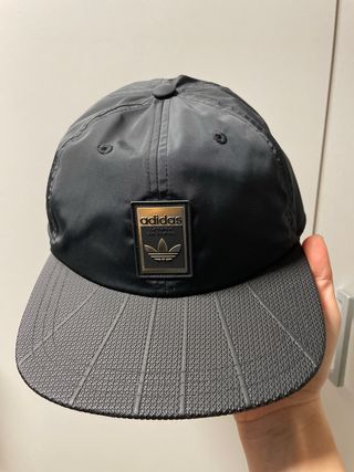 Gorra Adidas Negra y Dorada