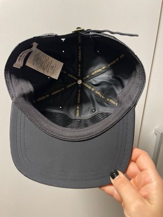 Gorra Adidas Negra y Dorada