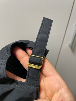 Gorra Adidas Negra y Dorada