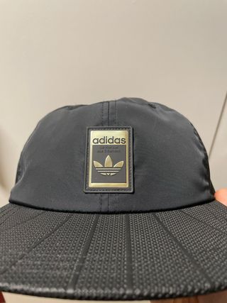 Gorra Adidas Negra y Dorada
