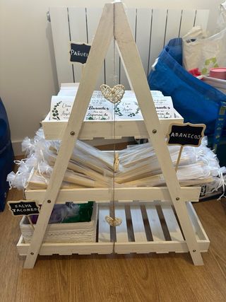 Estantería de madera blanca para eventos