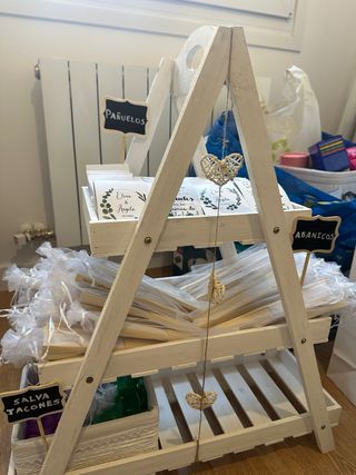 Estantería de madera blanca para eventos