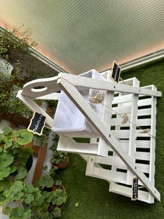 Estantería de madera blanca para eventos