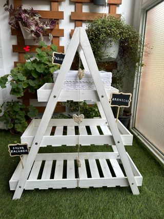 Estantería de madera blanca para eventos