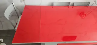 Mesa de cristal roja