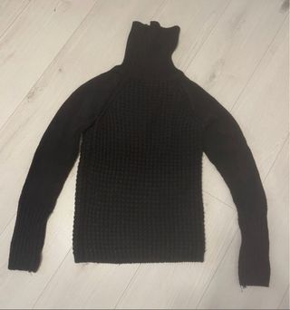 Jersey negro cuello alto