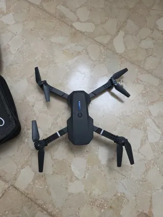 Dron plegable negro con mando