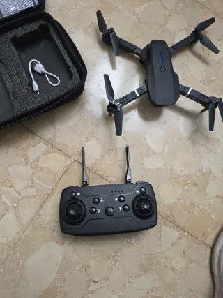 Dron plegable negro con mando