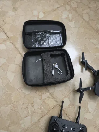 Dron plegable negro con mando