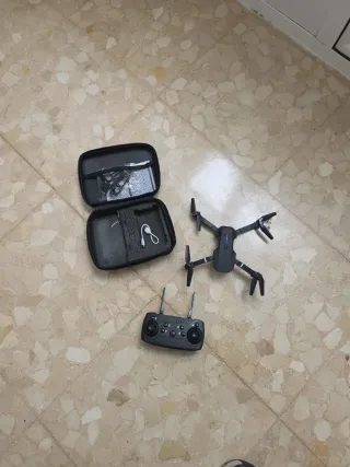 Dron plegable negro con mando