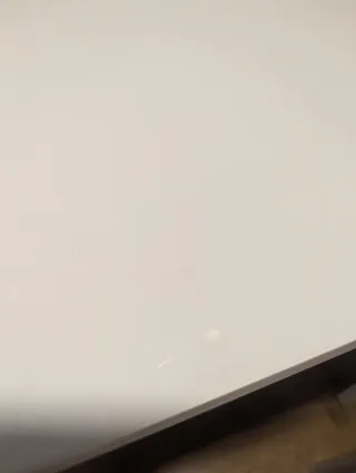 Mesa de comedor blanca y gris