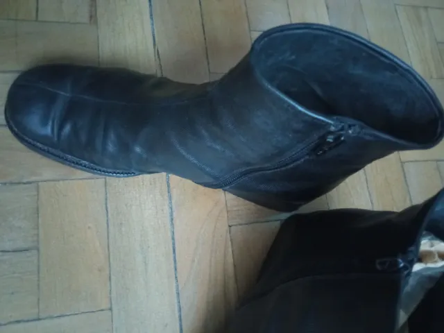 Stivaletti neri con cerniera