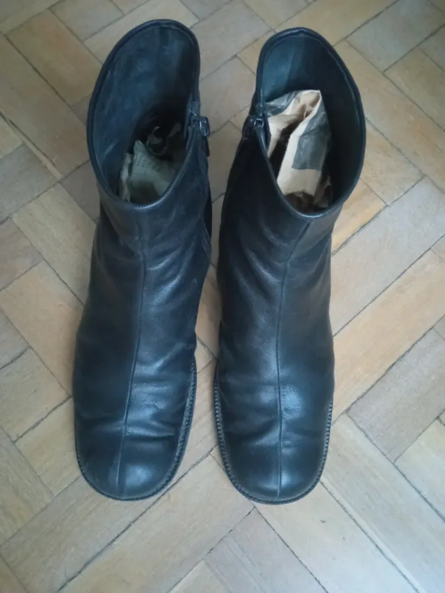 Stivaletti neri con cerniera