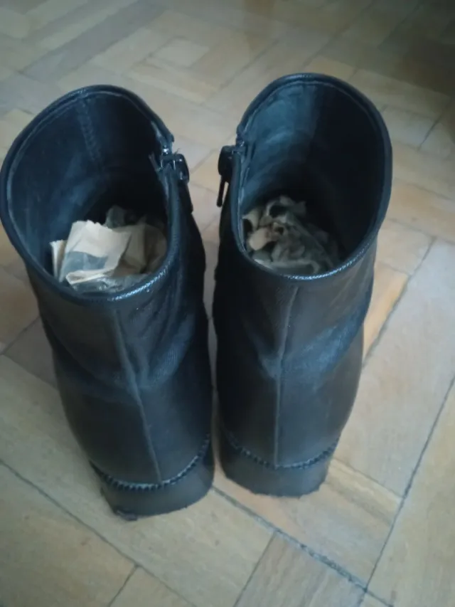 Stivaletti neri con cerniera