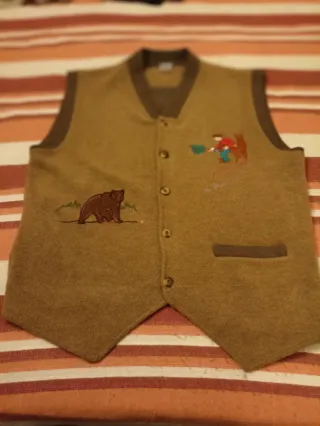 Gilet uomo con ricamo orso e cacciatore