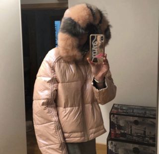 Chaqueta plumífero con capucha y pelo