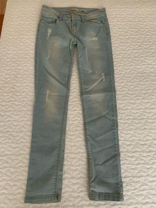 Pantalón vaquero desgastado chica