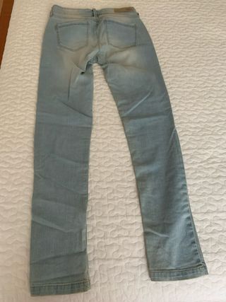 Pantalón vaquero desgastado chica