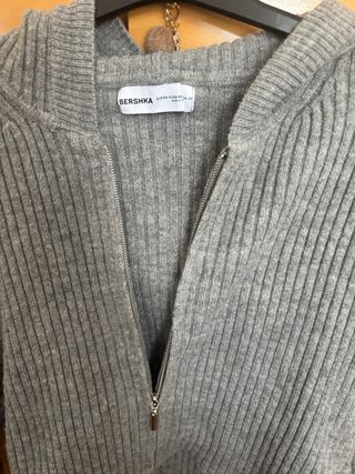 Jersey Bershka gris cremallera talla S