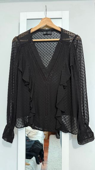Blusa negra plumeti con volantes