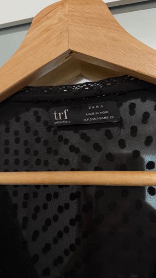 Blusa negra plumeti con volantes