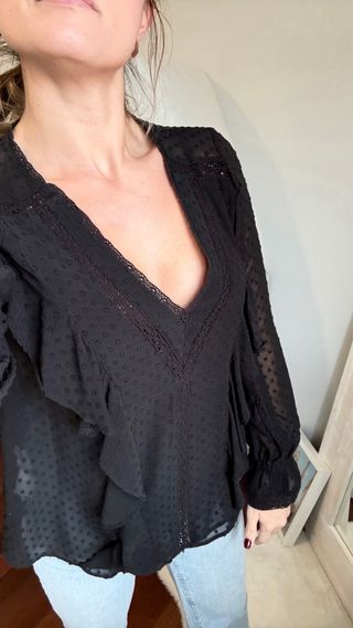 Blusa negra plumeti con volantes
