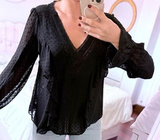 Blusa negra plumeti con volantes