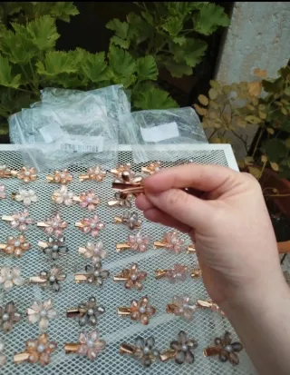 Pack 50 Clips Pelo Flor Cristal ,nuevas sin usar