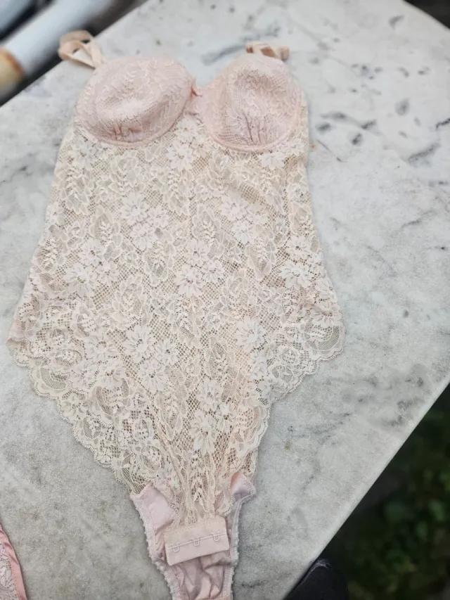 Body in pizzo rosa con coppe rigide