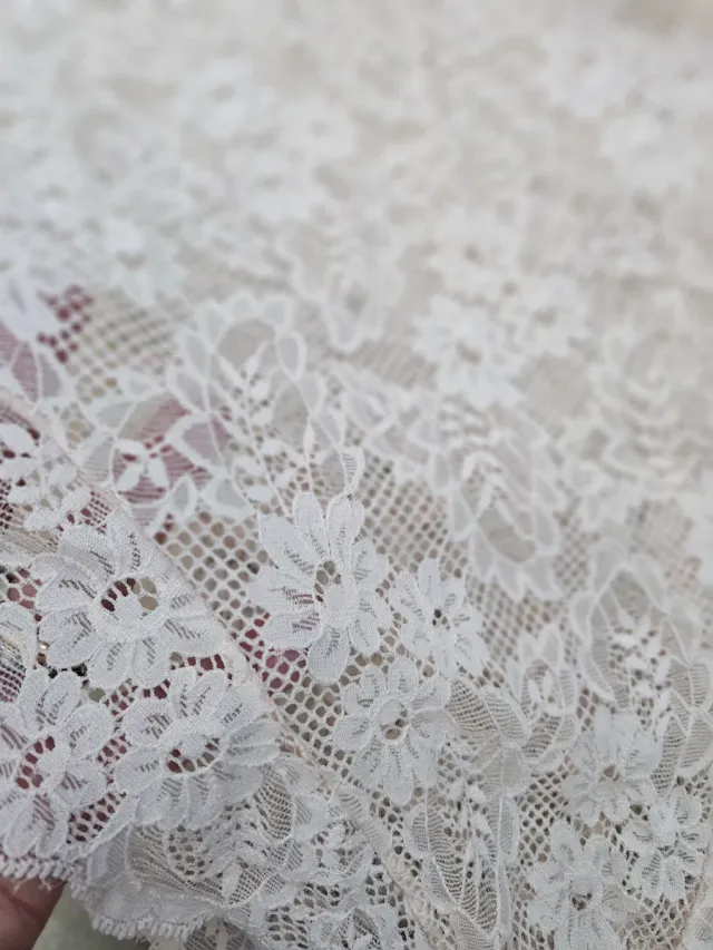 Body in pizzo rosa con coppe rigide