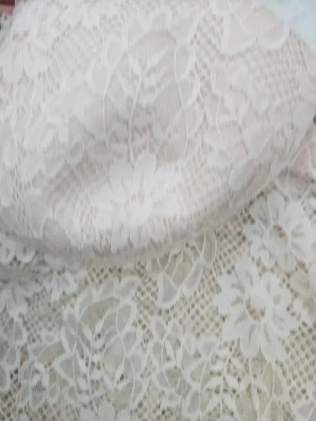 Body in pizzo rosa con coppe rigide