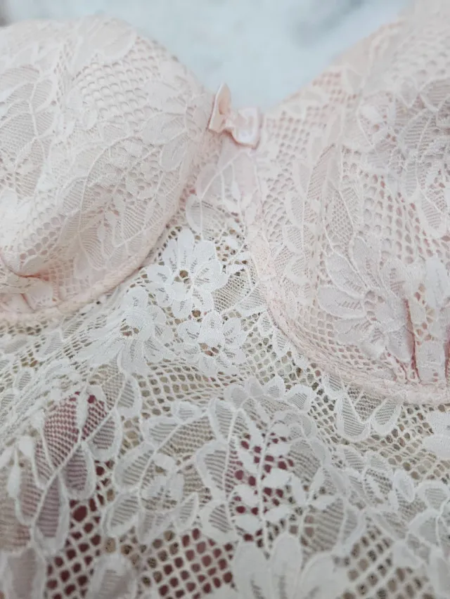 Body in pizzo rosa con coppe rigide