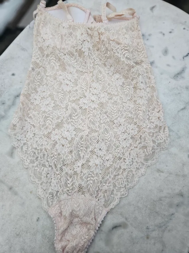 Body in pizzo rosa con coppe rigide