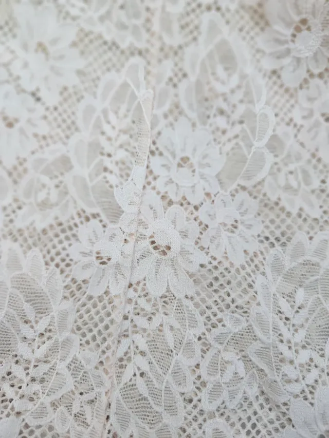 Body in pizzo rosa con coppe rigide