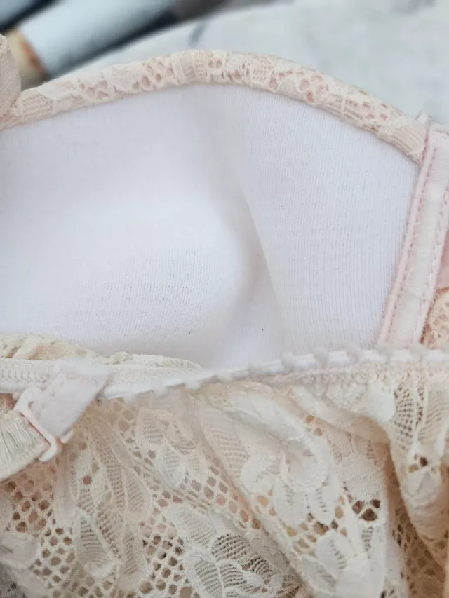 Body in pizzo rosa con coppe rigide