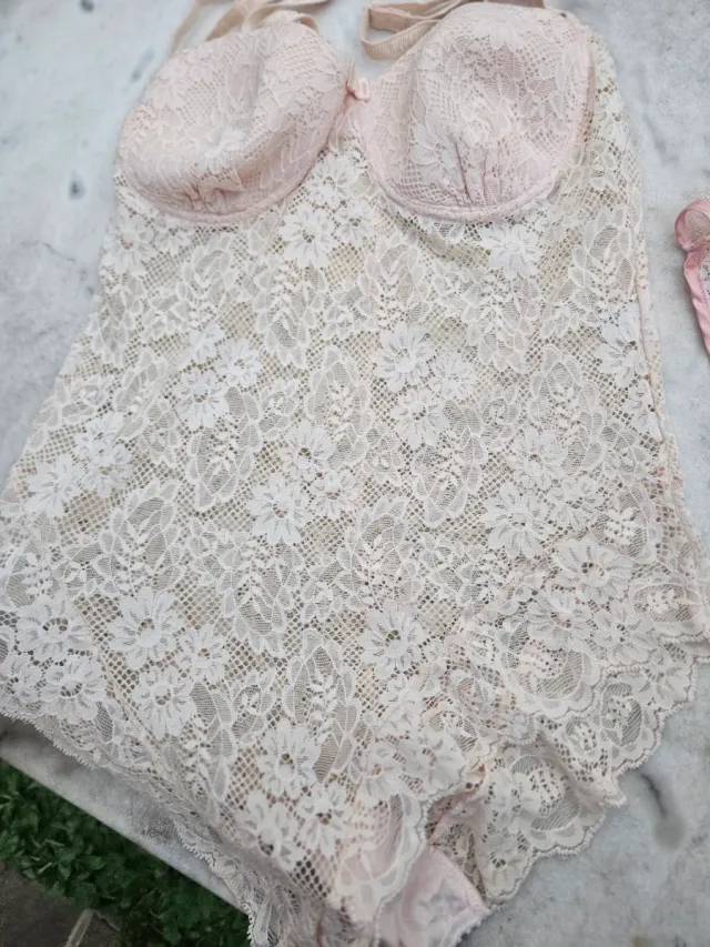 Body in pizzo rosa con coppe rigide