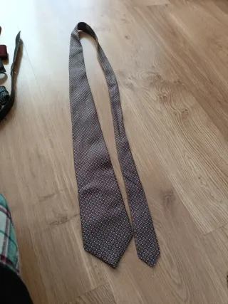 Corbata de seda gris y roja