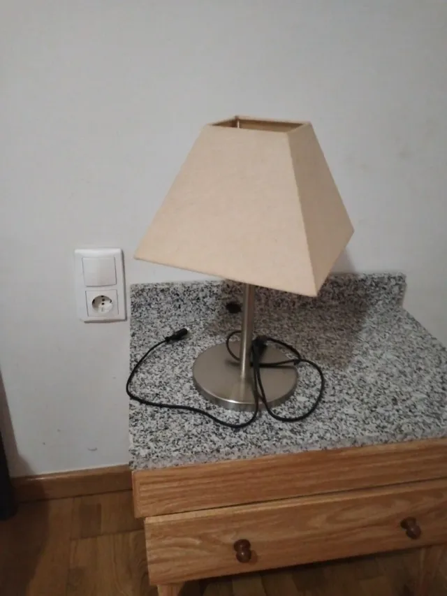 Lampada da tavolo beige e metallo